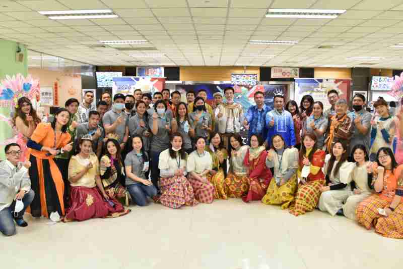 友達推動「安心、、創新、、用心、、同心、、、盡心」五星職旅，，，為菲籍員工打造全方位照護，，，，首度贏得「人權實踐與發展領袖獎」殊榮