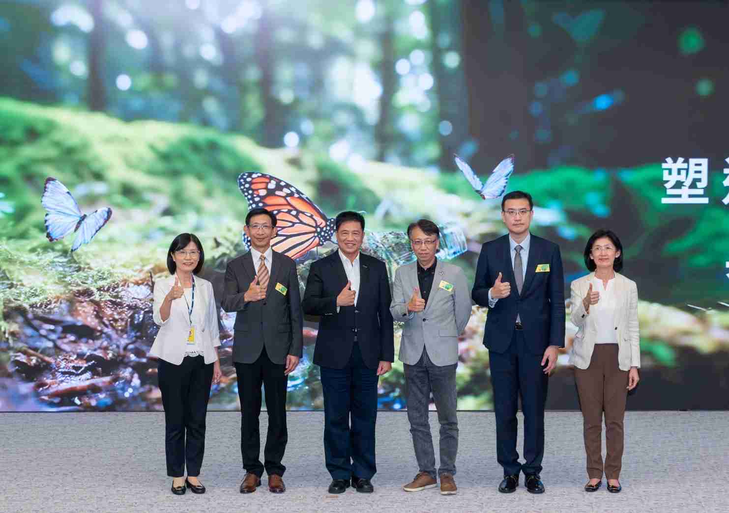 友達2023 CSR共榮大會，，，，邀請領域專家分享交流生物多樣性管理趨勢、、無塑產品、、海廢永續塑料等議題  （圖左到右：友達光電永續長古秀華、、、3M台灣技術長陳君杰、、、友達光電董事長暨集團策略長彭双浪、、、、光寶科技企業永續發展處處長陳慶暉、、、安永聯合會計師事務所執業會計師曾于哲、、友達光電供應鏈總部副總經理吳宜芳）