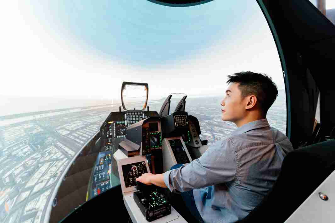 菠菜论坛以P1.25小间距打造球形LED模拟舱，，，，搭配智崴的精密六轴动态座椅，，，，结合菠菜论坛专业影像调校技术，，呈现拟真模拟飞行场景