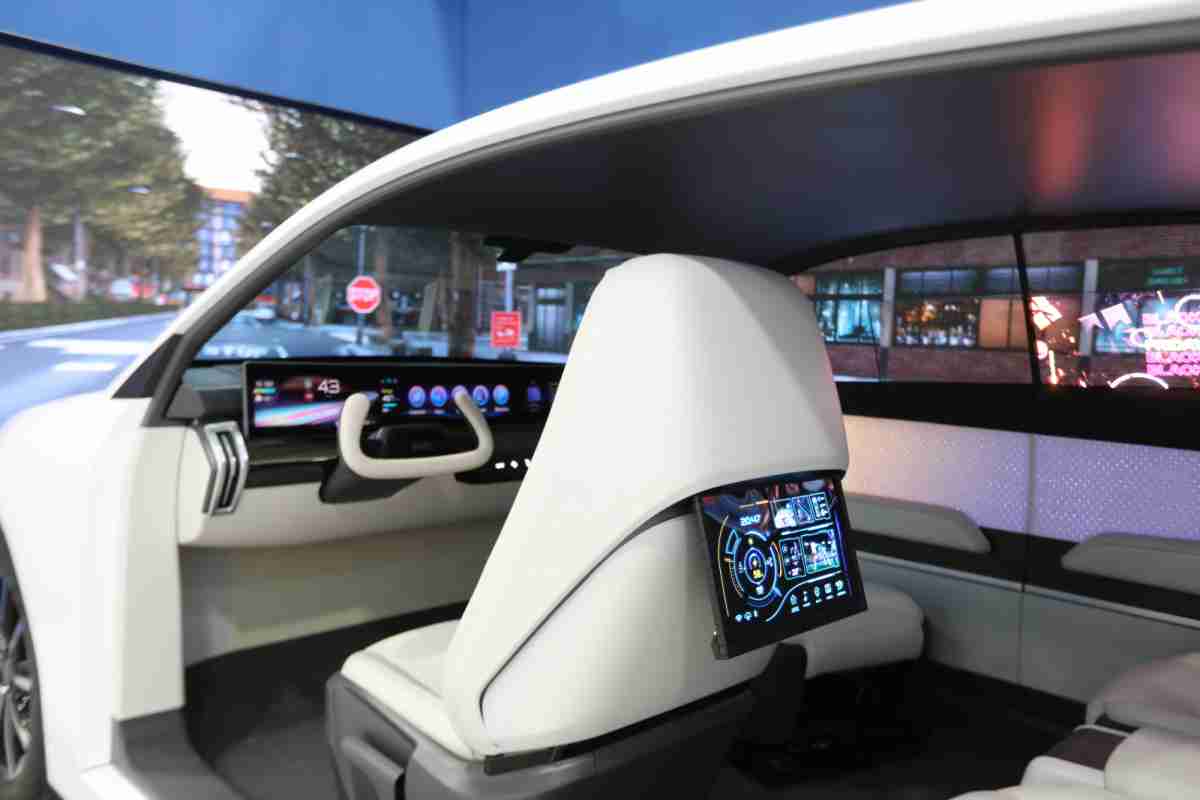 菠菜论坛的「可卷式后座娱乐显示器」加强后座乘客的感官体验，，，，并保有个性化设计，，可依使用偏好进行动态调整。。。