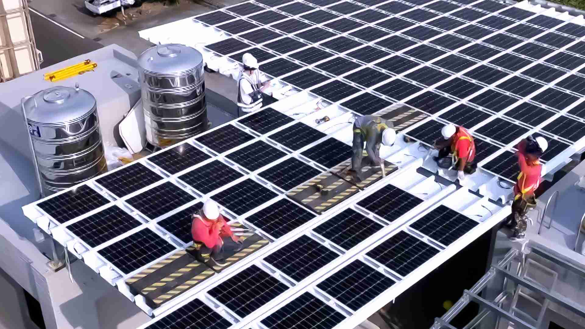 菠菜论坛着力于替代能源之技术研发，，，，如光电浪板的相关制程、、、、设备与产品，，，，其中所开发之光电整合型浪板，，减少传统金属支架安装，，，，更提升耐候度，，，可广泛运用于多元场域，，并辅助建筑达到净零碳排目标