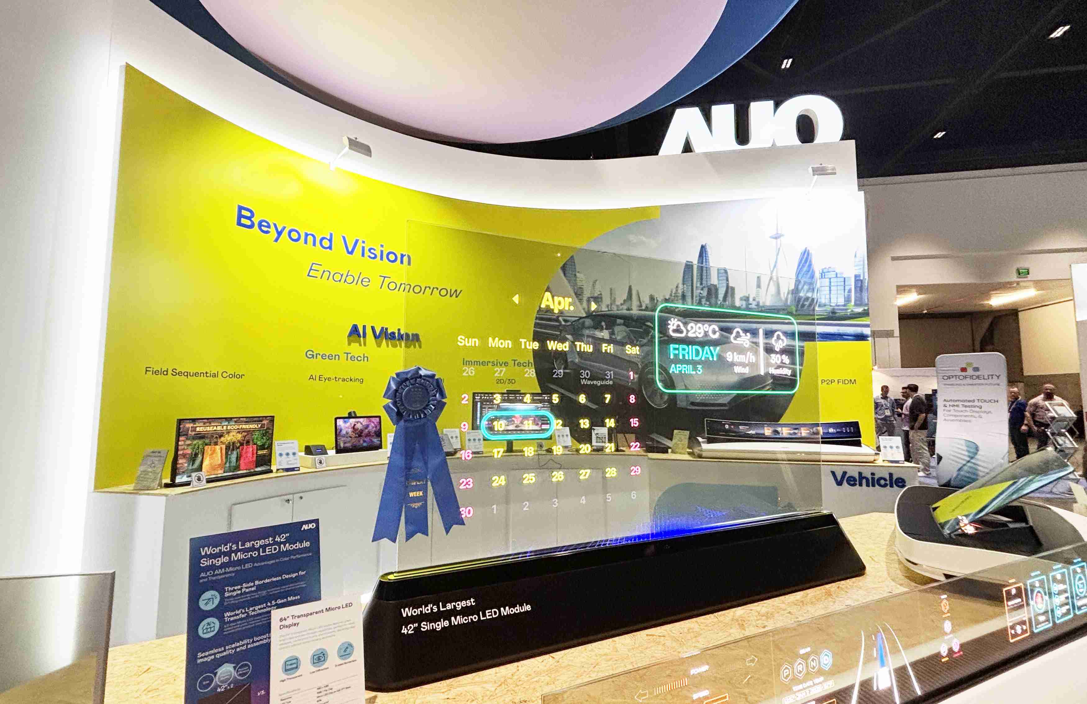 菠菜论坛64吋透明Micro LED显示器获〝最佳Micro LED技术应用奖〞，，其绝妙的透明穿透特性，，同时具备1,000 nits的高亮度表现，，，，并透过精细的无缝拼接延伸，，，，可依需求灵活应用于多元场域，，，，展现出Micro LED显示技术划时空的无限潜力